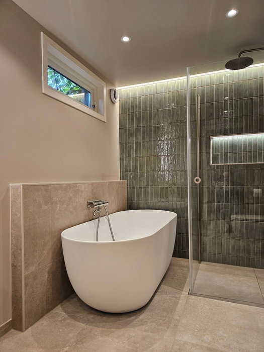 Nytt bad overlevert fra oss på Badhuset! 🛁✨ Kunden valgte disse flotte dekorflisene fra Sant'Agosti