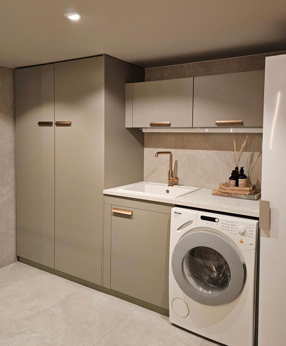 Vaskerom og bad i ett levert av oss på Comfort Badhuset 😊 Kunden valgte detaljer i bronse, som pass