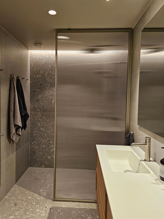 Dusjvegg fra gulv til tak, myk LED belysning og eksklusive materialer gjør dette badet ekstra fint.✨