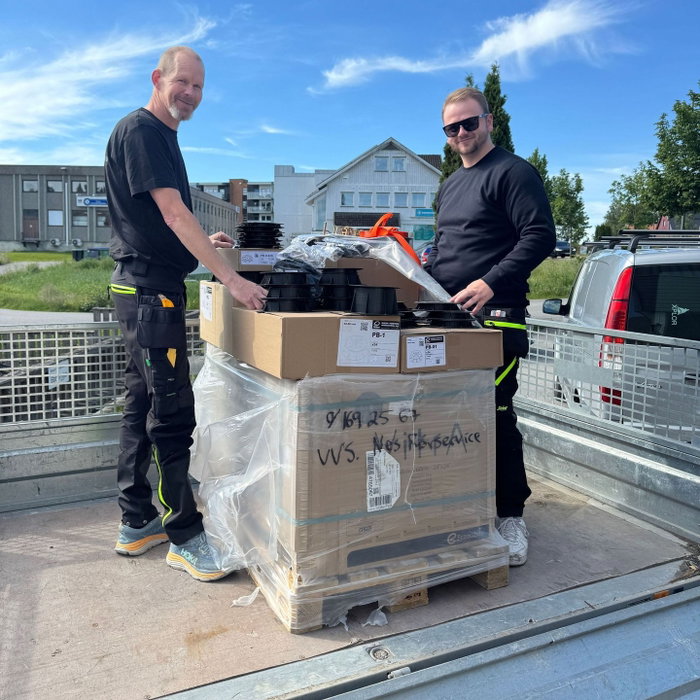Flisleggerne våre er i gang med å legge terrassefliser. Enkelt og praktisk system med 2 cm tykke fli