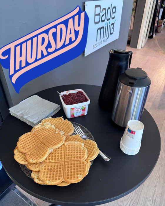 I dag har vi dratt frem vaffeljernet, og stek noen nydelige vafler til vår kunder. Kom innom da vel
