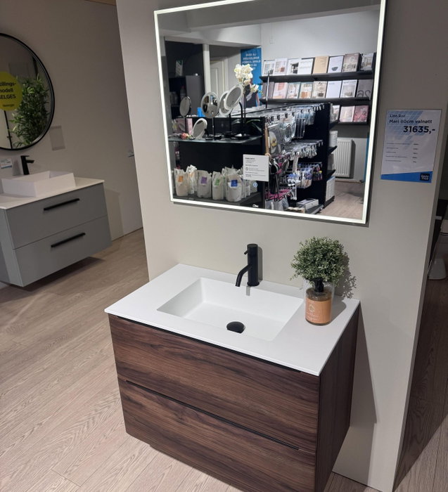 Nytt utstillingsmøbel i butikken 🤩 Mari serien fra Linn Bad her vist i Valnøtt farge med sort grep.