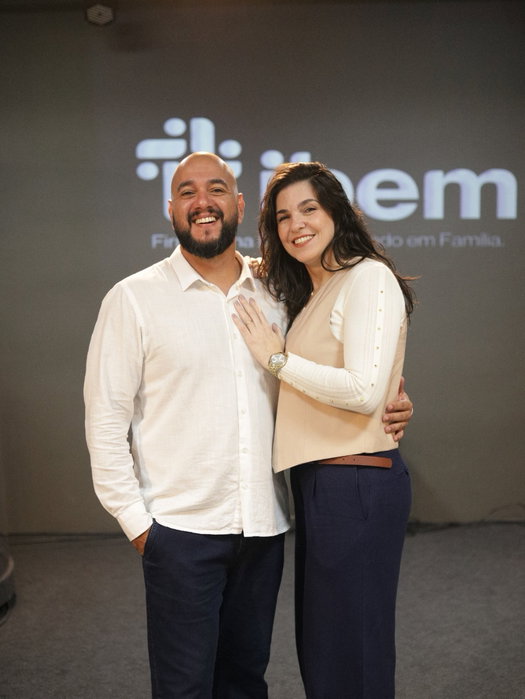 Há histórias que não começam em um púlpito… começam em um chamado. ❤️
Somos Pr. Amauri e Paula, vindos da cidade de Cru