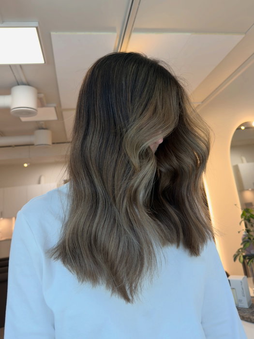 Sommer brunette 🤎  Jeg elsker når brunetter vil gå lysere, samtidig som man spiller på lag med sin