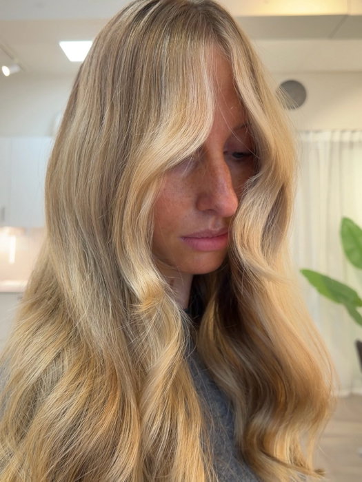 Gorgeous golden blonde ✨  @oandmpro_norway ✨✨  Gloss: CØR.Color - 10.3 - 9.03 - 10.34- 1%.   @skandi