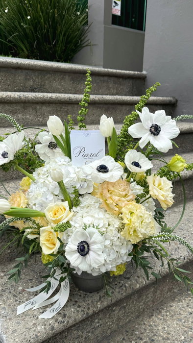 Texturas, movimiento y flores cuidadosamente seleccionadas.

Cada diseño nace pensando en la persona que lo recibirá.

Agenda abierta para pedidos personalizados. ✨