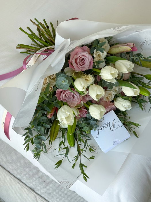 Tulips & roses ✨
seleccionados para crear un bouquet suave, elegante y atemporal.

Para celebrar un aniversario, sorprender a alguien especial o simplemente alegrarle el día. 🤍