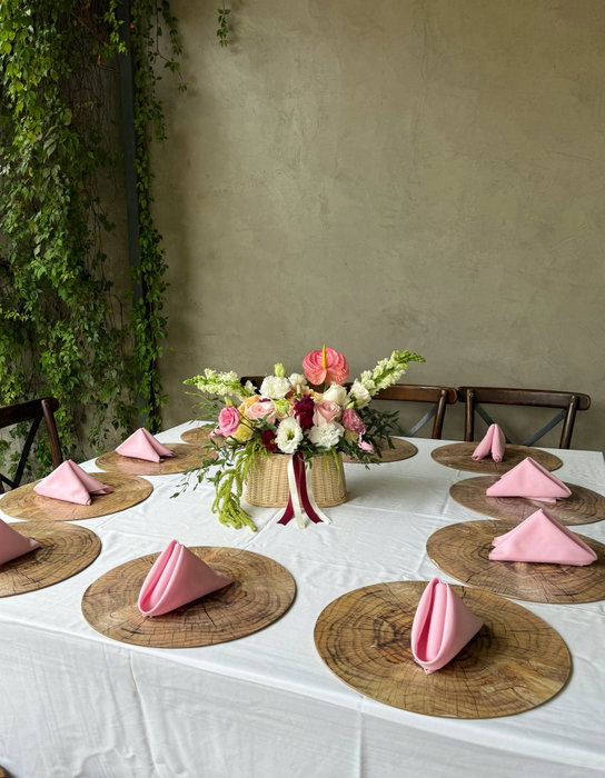 Hay momentos que merecen ser rodeados de flores. 💗

Para el baby shower de Luciana, nuestra canasta floral tomó su lugar en una mesa llena de detalles para celebrar su llegada. Una composición fresca, natural y llena de textura, en tonos que acompañaron perfectamente la esencia de la celebración.

Porque las flores también forman parte de esos momentos que queremos recordar. ✨

Escríbenos para crear algo especial para tu próximo evento.