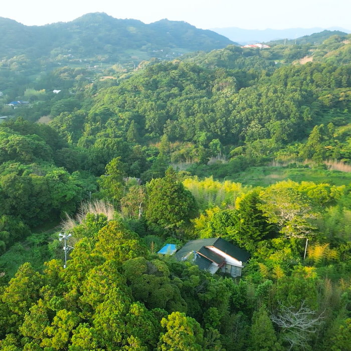 2026年５月。千葉県の南房総で、約3400坪の土地と小さな家を購入しました。
購入した理由、経緯としては
・地主さんからのご厚意があったこと
・自然と共に暮らす事が自分にとってのエネルギーとなる事
・南房総と住んでいる土地が好きである事
・水や空気、土の動きを山全体で把握して改善したい事
・企業に土地を買われて太陽光パネルの風景にしたくない事
・パーマカルチャーを実践したい事
・自伐型林業を実践してみたい事
・撮影スタジオをつくってみたい
・宿も運営してみたい
・何より気持ちの良い場所、風景にしたい

などの理由があります。

家の屋号が「こうえきば」　という名前から
KOUEKIBA PROJECT として、立ち上げました。

約6年間、山暮らしの中で伐採活動をしてきましたが、一人で行うことの限界を感じています。
屋号にあるように「交易」（交流）できるような、ひらかれた場所にできたらと思います。

活動については、こちらでお知らせ致します。
どうぞよろしくお願い致します。