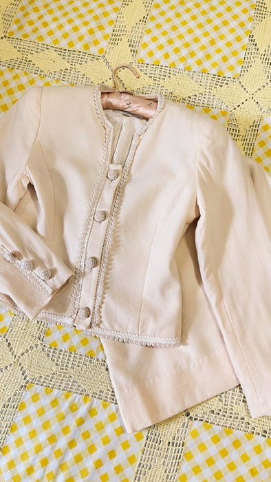 some tips and tricks to remove stains from #vintage clothing. my cleaning guide is over at my etsy 💛

#vintageclothing 