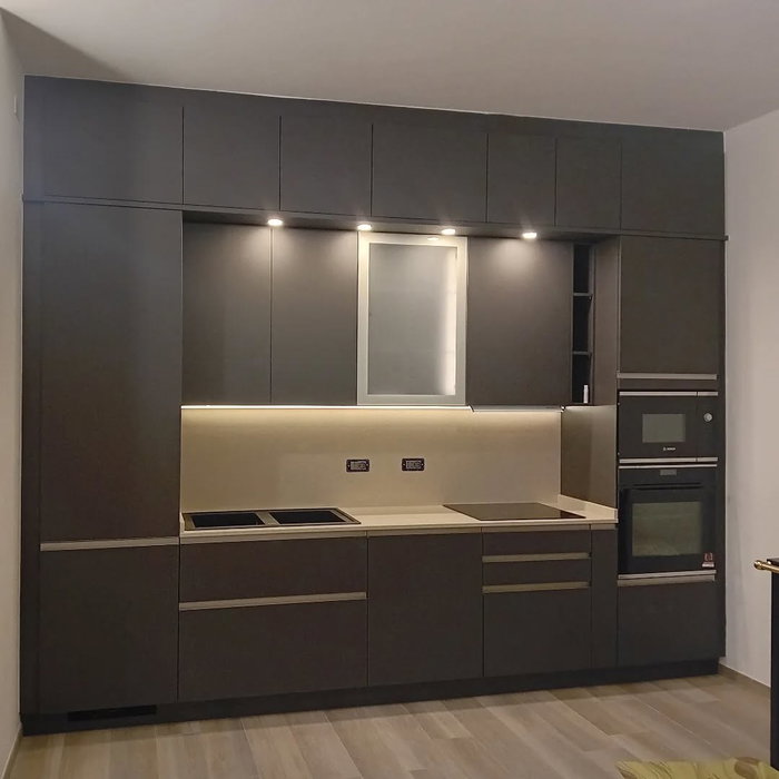 Cucina laccata opaca con schienale in quarzo