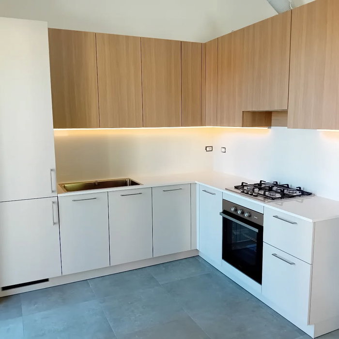 Cucina rovere e laccata bianca