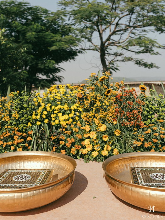 Sun-kissed blooms, handcrafted details, and a mehendi setting straight out of a dream.

For @sound_snakecharmer & Trevor
From @happytrio_weddings
With @foliohaus
