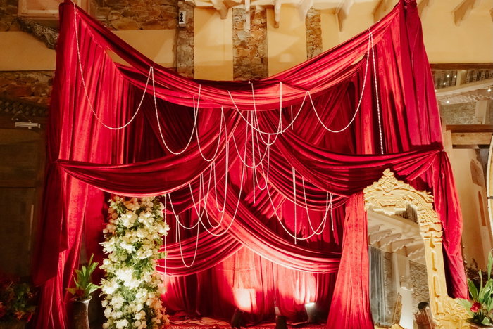 The dreamiest photo backdrop that got the best of draping and pearl elements together 🤍