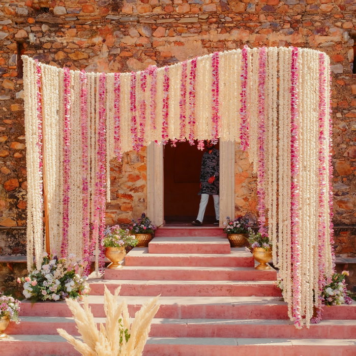 A floral welcome arch, a flower garden and some pretty corners for A+S Mehendi 🌻🪻