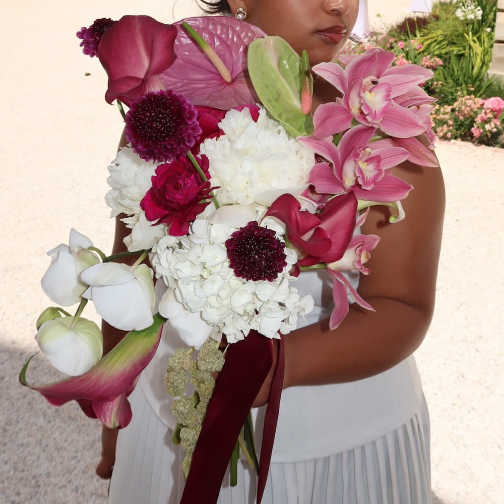 Créer un bouquet de mariée, c’est avant tout une rencontre, des échanges, une confiance qui s’instal