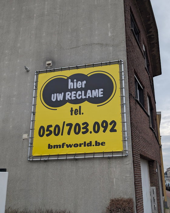 Een gevel die meteen opvalt. 👀

Voor BMF World realiseerden we een spandoek in frame aan de gevel. Een eenvoudige en doeltreffende manier om je zichtbaarheid een boost te geven.