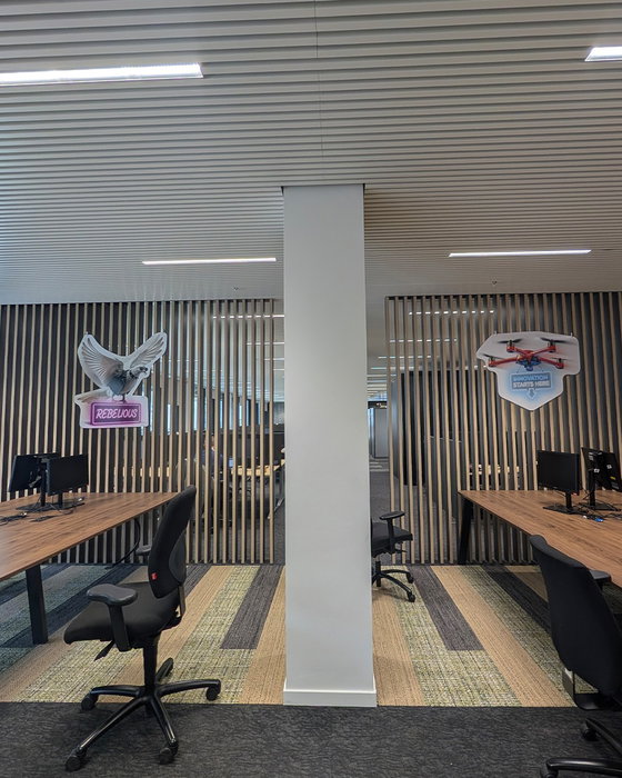 Een detail dat een verschil kan maken in uw kantoor. ✨

Voor deze kantoorruimte realiseerden we een hangend alubord, gemonteerd met afstandsbevestigingen die uit het plafond komen. Een strakke en moderne manier om branding een plaats te geven in het interieur.

Bedankt voor het vertrouwen!