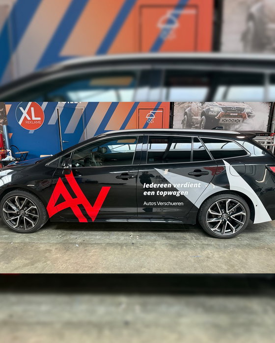 Iedereen verdient een topwagen. 🚗

En een topwagen verdient een bestickering die gezien mag worden.

Voor Auto's Verschueren mochten we deze wagen voorzien van een opvallende en strakke bestickering. Klaar om de baan op te gaan!

Bedankt voor het vertrouwen.