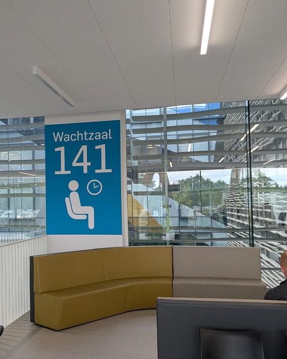 Een mooi project om op terug te blikken. 👏

Voor AZ St.-Maarten mochten we meewerken aan de branding van het gebouw. We verzorgden de wayfinding, privacyfolie & muurbestickeringen, zodat bezoekers vlot hun weg vinden én de ruimtes een verzorgde uitstraling krijgen.

Bedankt aan AZ St.-Maarten voor het vertrouwen in XL Reklame.