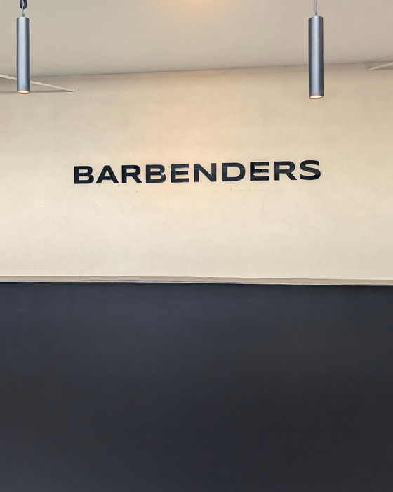Voor Barbenders mochten we een minimalistische branding realiseren met uitstraling. Strak, subtiel en helemaal in lijn met de sfeer van de zaak.

Een mooi project waar eenvoud het verschil maakt.

Bedankt voor het vertrouwen!