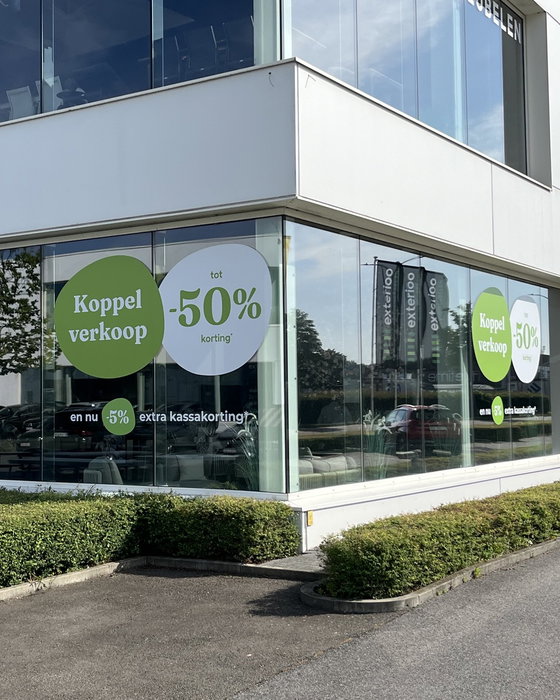 Swipe voor meer 🔜 😎

Zichtbaar van buiten. Sterk van binnen. ✔️

Daarom zorgt IMPRENTA® voor de branding in verschillende Exterioo-winkels. Van opvallende raamcommunicatie tot instore visuals: alles om klanten te inspireren vanaf het eerste moment.