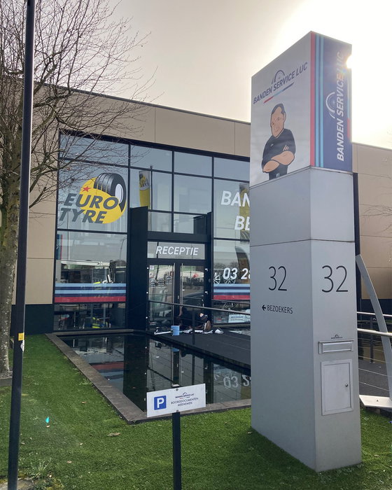 🖤 Strak. Modern. Tijdloos.

Voor Bandenservice Luc heeft IMPRENTA® alle raam- en deurprofielen gewrapped in mat zwart folie. Een subtiele ingreep met een groots effect: het gebouw krijgt meteen een strakkere, modernere uitstraling en oogt als één stijlvol geheel.

Soms maken net de details het grootste verschil. ✨

Bedankt voor het vertrouwen! 🙌
