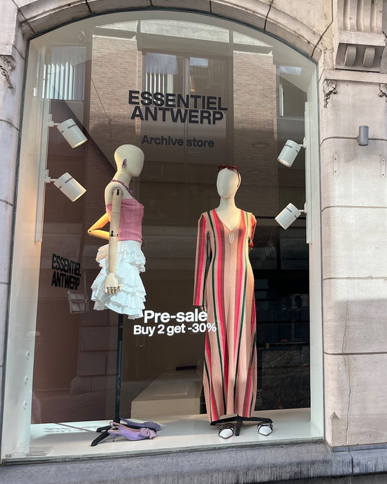✨ De zomerdeals zijn bijna achter de rug... en ook dit jaar zorgde IMPRENTA® ervoor dat de sales & pre-sales overal duidelijk zichtbaar waren. ☀️🏷️

Voor Essentiel realiseerden we de salesbestickering op de etalages van winkels verspreid over Antwerpen Van productie tot plaatsing: elk filiaal was perfect klaar voor de Summer Sales 2026.

Bedankt voor het vertrouwen! 🙌