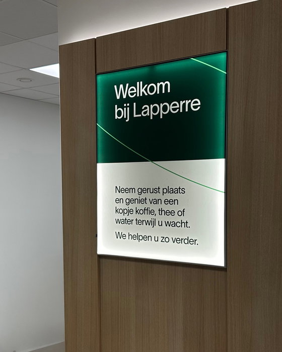 🏢 🚗 Van etalage tot wagenpark: voor Lapperre zorgden wij voor een uniforme en verzorgde uitstraling.

Voor Lapperre mochten wij instaan voor de visuele branding van verschillende onderdelen van hun vestigingen. Van etalages en ontvangstruimtes tot kantoren en het wagenpark: elk detail draagt bij aan een herkenbare en professionele uitstraling.

Een consistente huisstijl zorgt ervoor dat klanten zich welkom voelen en versterkt de herkenbaarheid van het merk, zowel binnen als buiten de organisatie. 💚👂

Wij bedanken Lapperre voor het vertrouwen en zijn trots op het resultaat van deze mooie samenwerking.