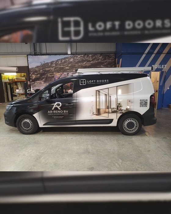 🏡✨ Breng het loftgevoel ook bij jou binnen met de stijlvolle loftdeuren van AR-Reno Loft Doors.

Voor AR-Reno Loft Doors mochten wij de bestickering verzorgen, zodat hun vakmanschap nu ook onderweg meteen herkenbaar is. Een strakke uitstraling op de baan, perfect afgestemd op de moderne en elegante look van hun producten.

Op zoek naar een tijdloze eyecatcher die licht, ruimte en karakter toevoegt aan je interieur? Dan zijn loftdeuren de ideale keuze.

Bedankt AR-Reno Loft Doors voor het vertrouwen in IMPRENTA®!
