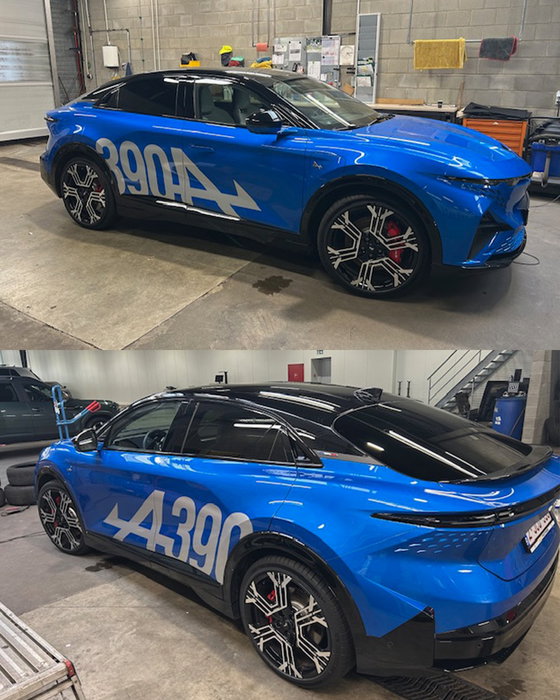 ⚡ Een sportieve look die gezien mag worden.

Voor Autopartners in Aartselaar mocht IMPRENTA® deze Alpine A390 voorzien van een opvallende bestickering. De blitse kleur in combinatie met een strak ontwerp zorgt voor een sportieve uitstraling die perfect past bij deze krachtige wagen.

Een echte blikvanger, van showroom tot op de weg. 🔥

Bedankt voor het vertrouwen! 🙌