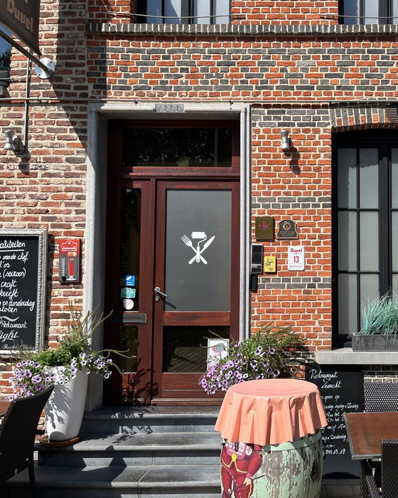 ✨ Eenvoud siert.

Voor Bistro Dumont in De Panne verzorgde IMPRENTA® de bestickering van de raampartijen én drukten we de menukaarten. Een subtiele en stijlvolle afwerking die perfect past bij de uitstraling van de zaak.

Soms zit de kracht net in de eenvoud. 🤍

Bedankt voor het vertrouwen! 🙌