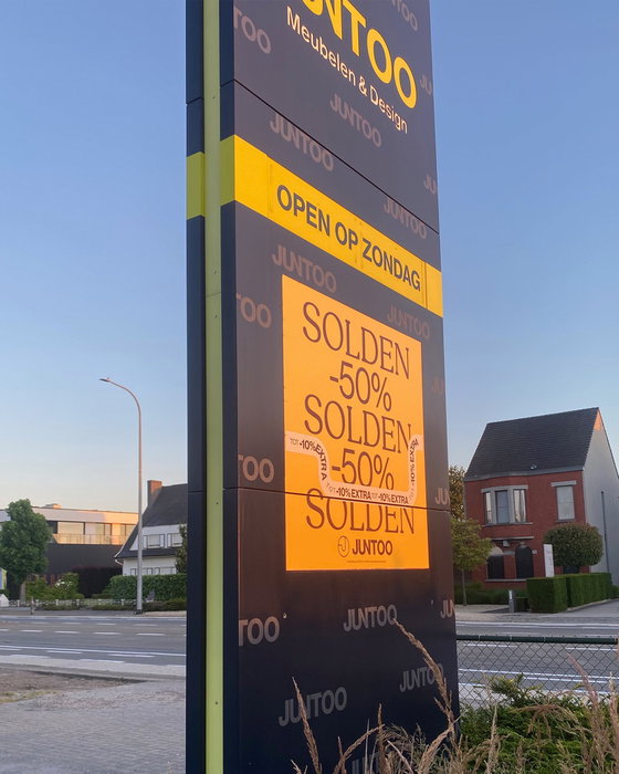 ✨ Ook de solden bij Juntoo Schoten gingen niet onopgemerkt voorbij. 🏷️☀️

IMPRENTA® verzorgde de plaatsing van de soldenstickers op de etalages, zodat de winkel helemaal klaar was om bezoekers te verwelkomen tijdens de Summer Sales 2026.

Bedankt voor het vertrouwen! 🙌