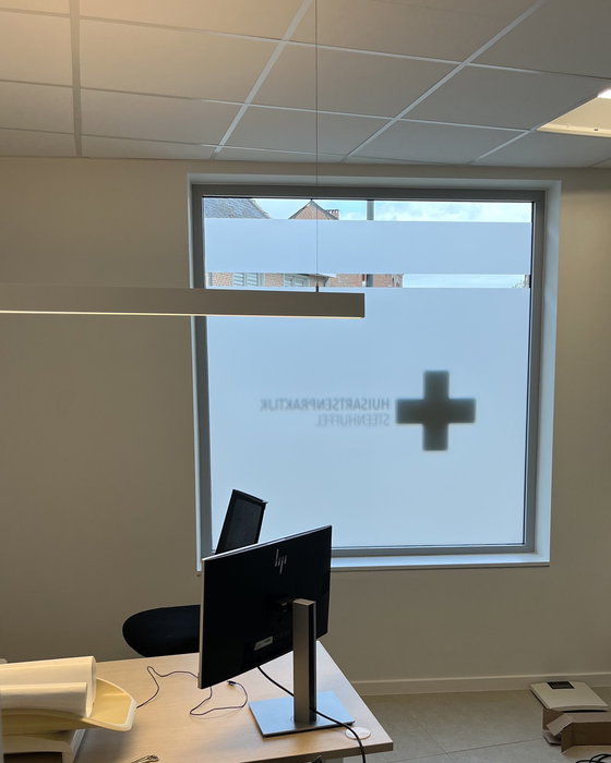 ✨ Privacy, uitstraling en lichtinval perfect in balans.

Dagelijks plaatst IMPRENTA® zandstraalfolie in kantoren, vergaderruimtes en wachtruimten. Een stijlvolle oplossing die zorgt voor meer privacy zonder natuurlijk licht te verliezen.

Van opmeting tot plaatsing: elk project wordt met zorg uitgevoerd door ons ervaren team.

Een welgemeende dankjewel aan onze IMPRENTA®-collega's voor de precisie, vakkennis en inzet waarmee ze elke dag opnieuw het verschil maken. 👏