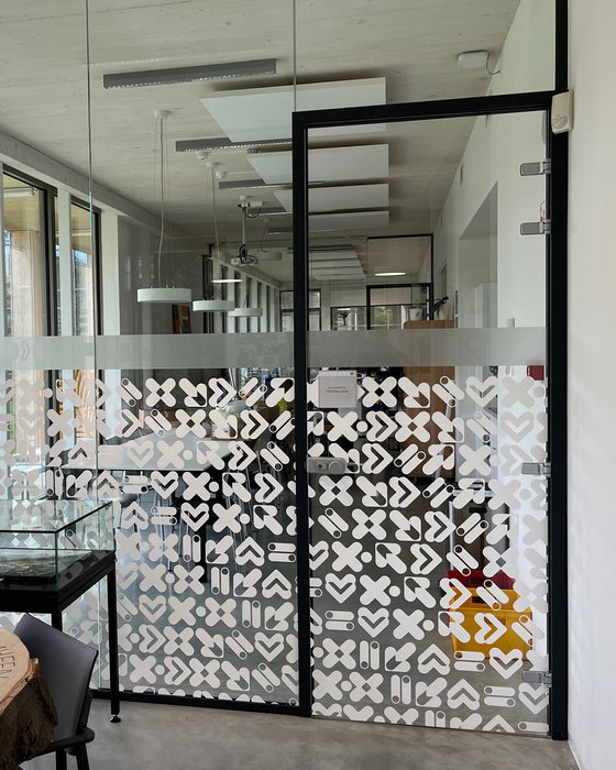 Stijlvol, speels én functioneel. ✨

Voor AGB Schoten heeft IMPRENTA® de raampartijen in de kantoren voorzien van een stijlvol ontwerp met speelse patronen. Zo combineren we privacy met een moderne uitstraling die perfect past binnen de kantooromgeving.

Bedankt voor het vertrouwen! 🙌