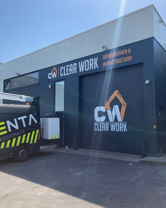 ✨ Een sterke uitstraling begint al vóór je binnenstapt.

Voor Clear Work realiseerde IMPRENTA® de volledige gevelbestickering én wayfinding. Van ontwerp en productie tot een nauwkeurige plaatsing: een strakke, herkenbare signalisatie die bezoekers moeiteloos de weg wijst en perfect aansluit bij de uitstraling van het bedrijf.

Bedankt voor het vertrouwen! 🙌