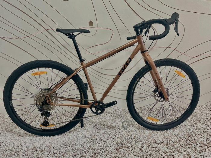 L’iconica Salsa Fargo,
la prima bici concepita per l’avventura prodotta in serie dal lontano 2009! La regina delle drop bar con gomme larghe, ideata per lunghi viaggi in fuoristrada; ottimizzata per adattarsi al manubrio Salsa Woodchipper o Cowchipper. In grado di gestire qualsiasi terreno, dai single track tecnici, double track, alla ghiaia e alle occasionali strade asfaltate. Impostiamo i forcellini dell’alternator completamente in avanti per un passo più corto che si traduce in una maneggevolezza rapida e agile o li arretriamo per avere una maggiore stabilità.
Salsa Fargo è una Off-road Touring drop bar in acciaio con forcella in carbonio dalle caratteristiche sorprendenti, con un’estetica piacevole, ricca di particolari.
Vieni a scoprirla in negozio!