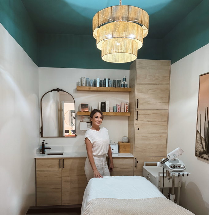 Meet the newest expert behind your glow at Saltwater Beauty Bar. Diana brings...