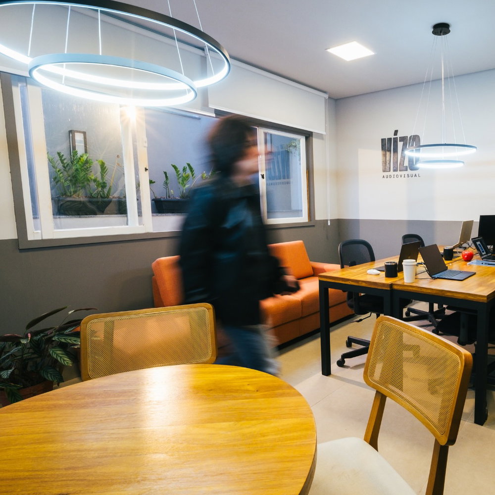 Café que não pode acabar, trabalho que não para, gente boa dividindo o mesmo espaço.
A base de onde nascem as melhores