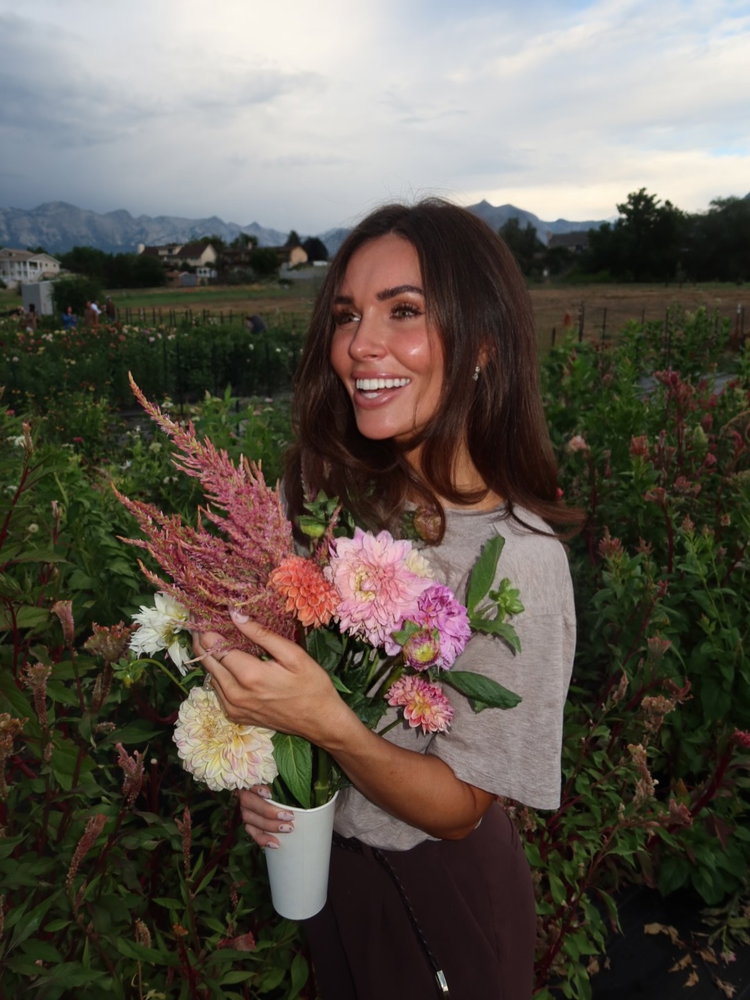 As a family who celebrates Utah flower day, we carefully picked out every flower for our bouquet, discussing each one before it made the cut. Then every so often, they’d wander off on their own to find a flower they thought I would love and come back to tell me exactly why they chose it for me. 🥹
I hope I never forget these little moments. Visiting a farm isn’t complete if someone doesn’t sit in mud 🤭