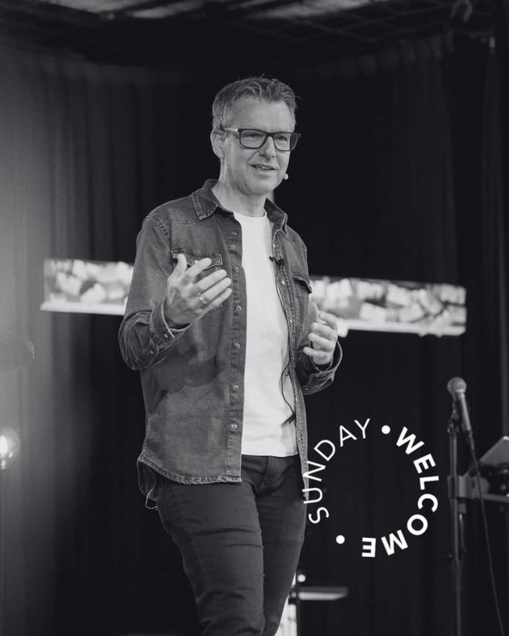 Zondag vieren we samen. En jij bent uitgenodigd!

Onze teams staan klaar om de dienst te verzorgen en Marcel Koning zal spreken.
Om 10:00 uur gaan onze deuren open en heten we je welkom met een kopje koffie of thee. De dienst begint om 10:30. Na de dienst is er ook nog tijd en ruimte om elkaar (beter) te leren kennen.

Je bent welkom zoals je bent! Stuur een berichtje via de chat als je graag wil komen maar het spannend vind.

English translation available.