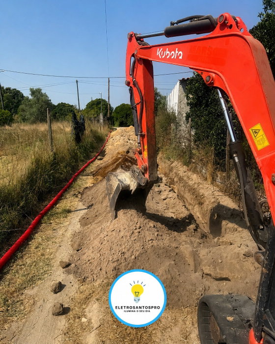 Uma instalação elétrica segura começa desde a preparação do terreno. ⚡👷♂️
Neste trabalh