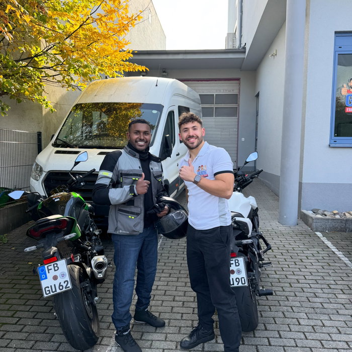 Jawohl, Glückwunsch Emi!🥳 Er kam sah und siegte. So schnell kann man sein Führerschein machen 🙌🏼🔥