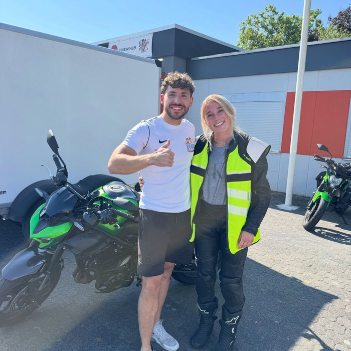Du Maschine Glückwunsch Josie 🥳 Jetzt ist es offiziell morgen darf ich seit einem Jahr Motorrad ausbilden und bis jetzt ist noch keiner durchgefallen 🙌🏼 Auf ein weiteres Jahr 💪🏼