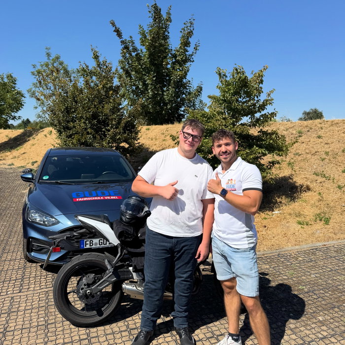 Jawohl Glückwunsch Tim 🥳 ein weiteres Bild mit dir 😍 freue mich auf in zwei Jahren mein bester 🙌🏼 fahr vorsichtig 💪🏼 🥲