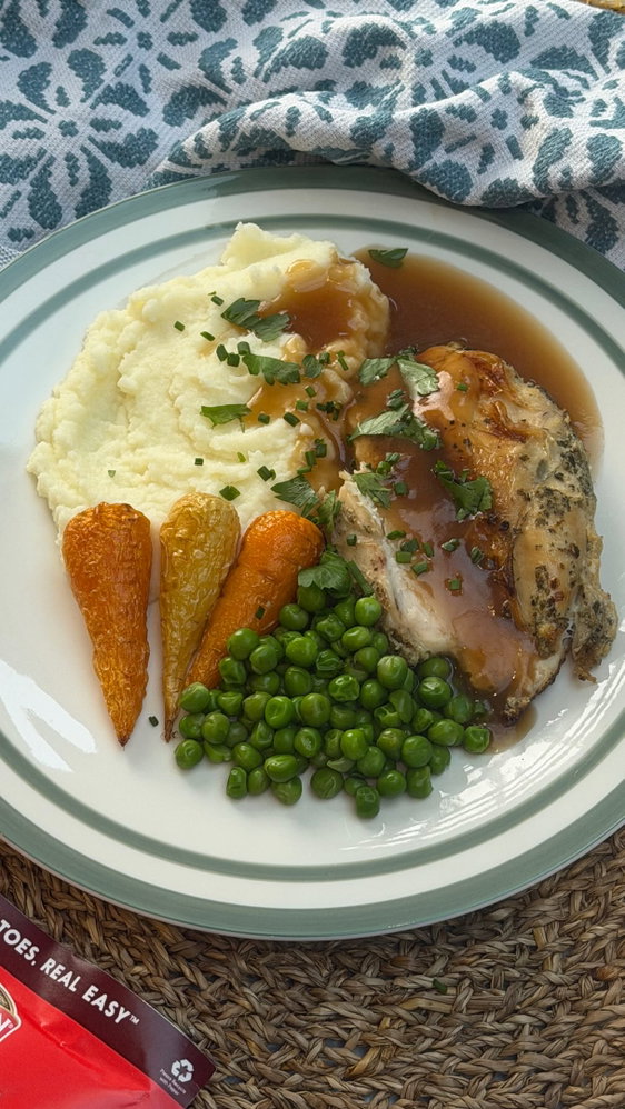 Cosy dinner loading… 💚
🥔 Creamy, fluffy Perfect Mash
🍗 Herby roast chicken
🥕 Honey-roasted carr...