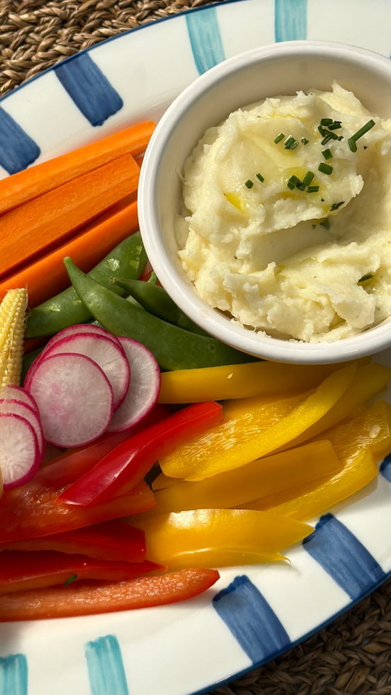 Summer snacking just got better ☀️🥕
A smooth Perfect Mash dip served with crunchy carrots, peppers...