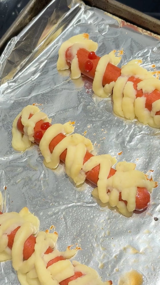 Mashed potato brains + mummy dogs = dinner’s Halloween costume 🎃
