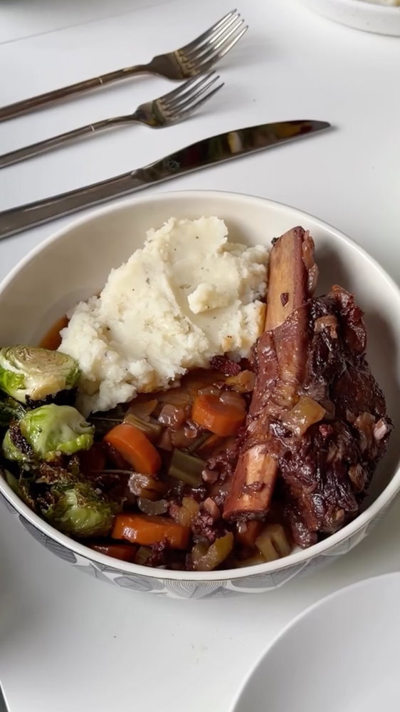 We came for the mashed potatoes. We stayed for the whole meal 👏🍽️