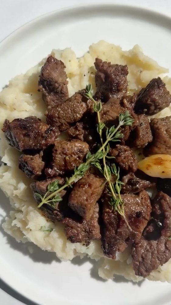 Dinner at home, but make it five-star 🌟
The secret? Idahoan Ultimate Garlic Butter Mashed Potatoes...